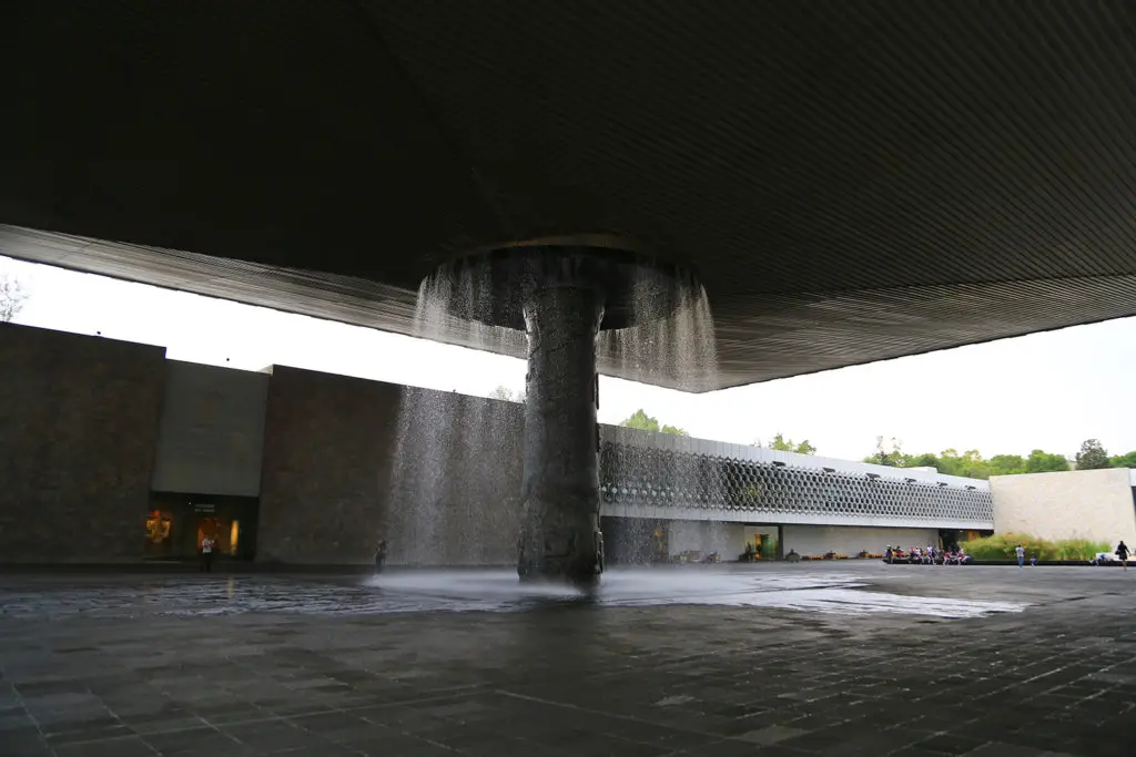 Photo of the inner courtyard of the Museo de Antropologia e Historia in Mexico City with the column that rains inside