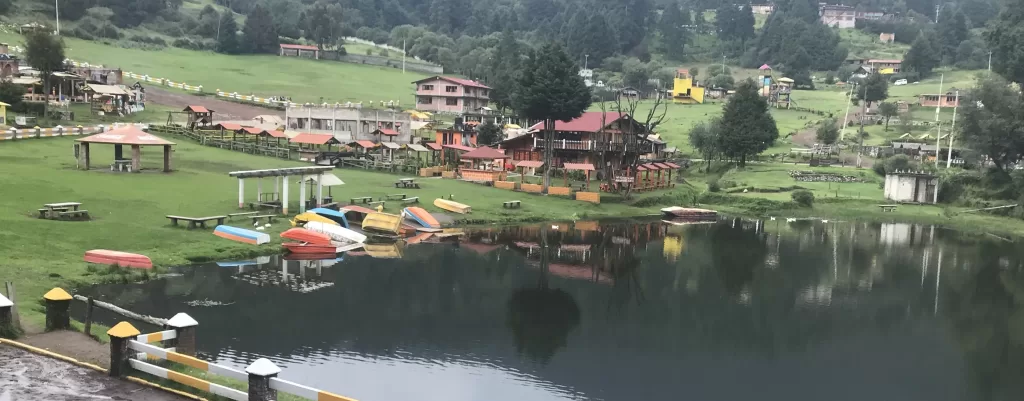 La Marquesa park little lake wih restaurant