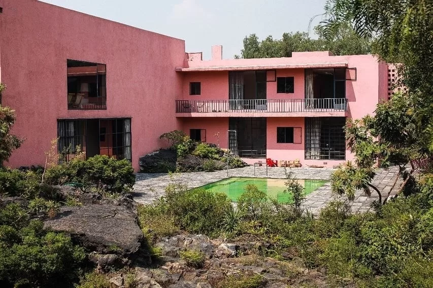 pink house with pool built by famous mexican architect luis barragan